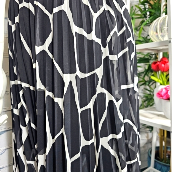 Michael Kors Black/White Sleeveless Pleated Maxi Dress - Picture 8 of 11